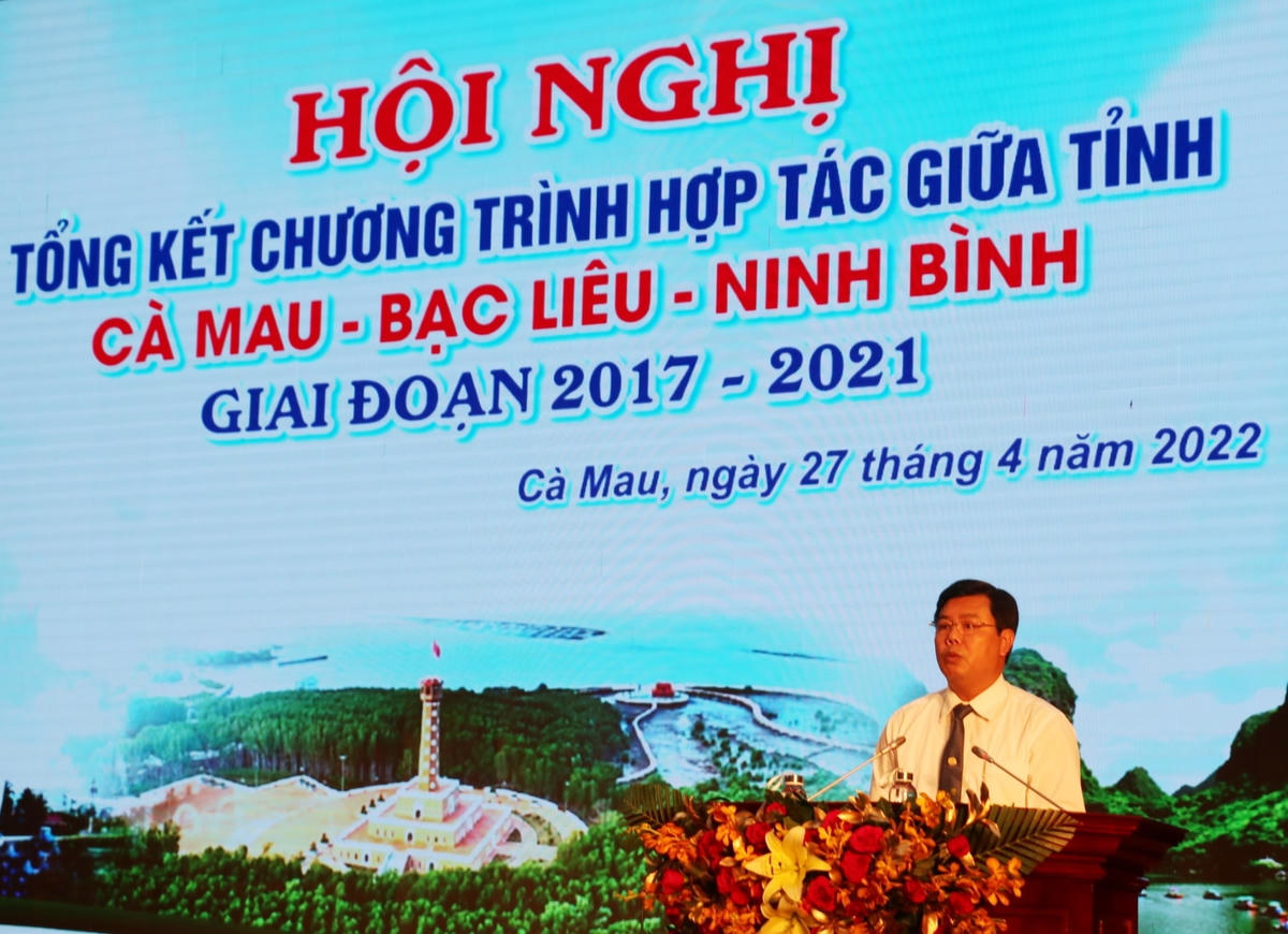 Ông Nguyễn Tiến Hải, Bí thư Tỉnh ủy Cà Mau phát biểu tại Hội nghị Tổng kết chương trình hợp tác giữa tỉnh Cà Mau - Bạc Liêu - Ninh Bình giai đoạn 2017-2021.