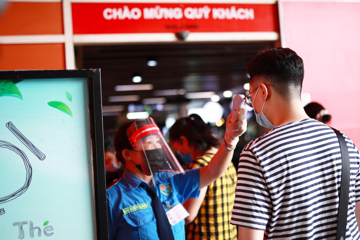 Người dân đi chợ, siêu thị đều thực hiện nghiêm quy định 5K. Ảnh Phạm Quang Vinh.