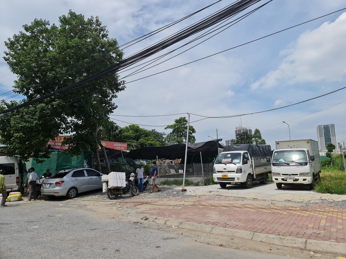 Phương tiện dừng đỗ dưới lòng đường, vỉa hè bị chiếm dụng trở thành nơi tập kết hàng hóa.
