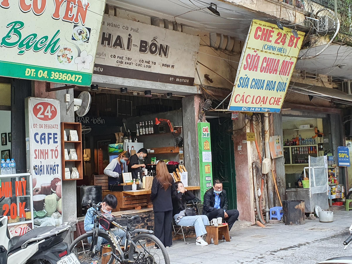 Ngoài ra, các hoạt động và cơ sở kinh doanh phải đảm bảo biện pháp phòng, chống dịch bệnh Covid-19, thực hiện nghiêm 5K, cài đặt và quét mã QR theo quy định của Bộ Y tế.