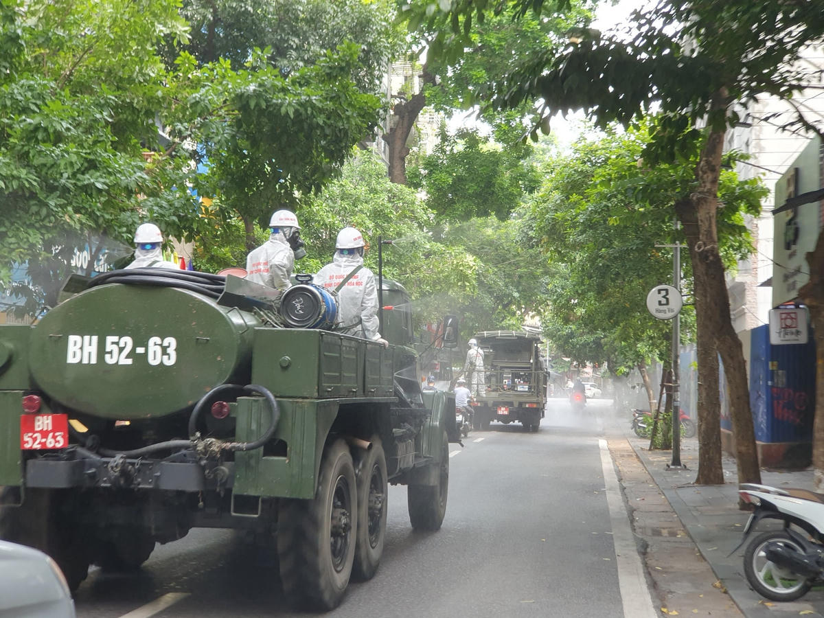Trước đó, sáng 25/7,  Bí thư Thành uỷ Hà Nội Đinh Tiến Dũng đề nghị Sở Chỉ huy thành phố giao cho Bộ Tư lệnh Thủ đô tổ chức phun khử khuẩn tương đối rộng trên địa bàn để phòng chống dịch.
