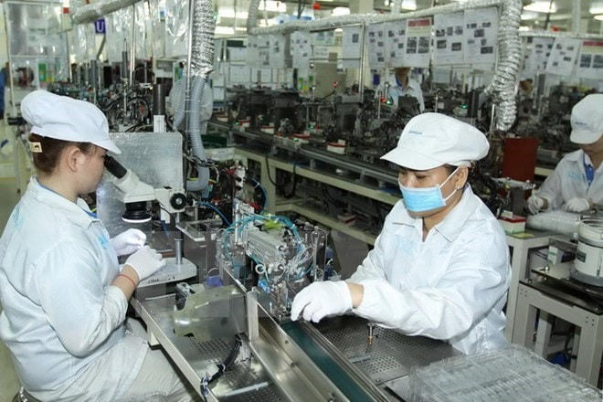 Sản xuất linh kiện điện tử kỹ thuật cao tại Cty TNHH Nidec Sankyo Việt Nam (Nhật Bản) trong Khu Công nghệ cao TP HCM . Ảnh: Thanh Vũ/TTXVN.