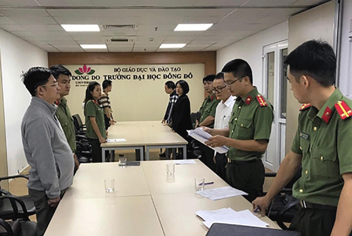 Cơ quan công an tống đạt quyết định khởi tố bị can tại Trường ĐH Đông Đô  
