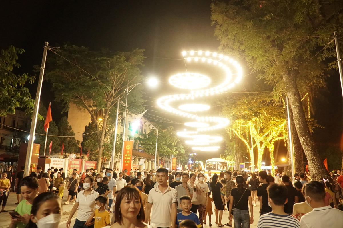 Ông Nguyễn Đăng Thạo, Phó ban Thường trực tuyến phố đi bộ thành cổ Sơn Tây cho biết, khoảng 15 vạn người dân và du khách đã tham gia không gian phố đi bộ trong ngày đầu khai trương. Lực lượng an ninh địa phương đã huy động 100% quân số, căng mình trên khắp các tuyến đường dẫn vào phố đi bộ.