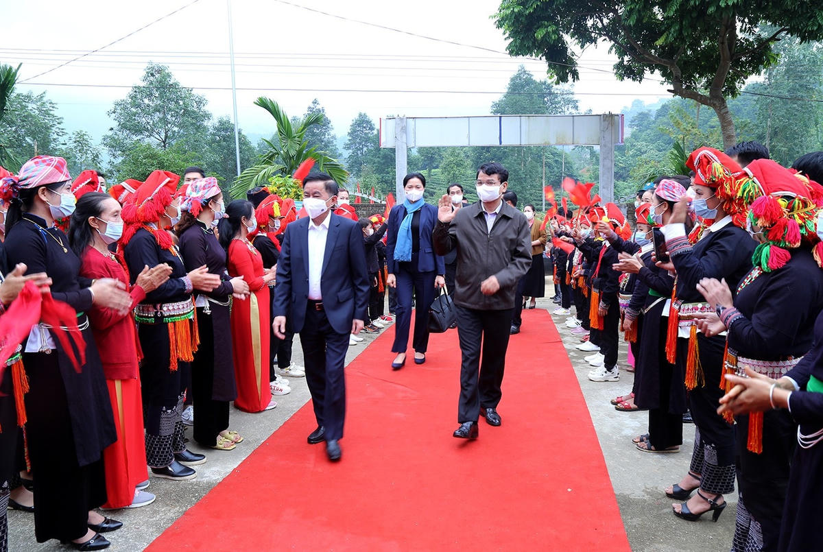 Nhân dân thôn Phú Lâm vui mừng chào đón các lãnh đạo Trung ương, tỉnh Lào Cai về dự Ngày hội Đại đoàn kết toàn dân tộc.