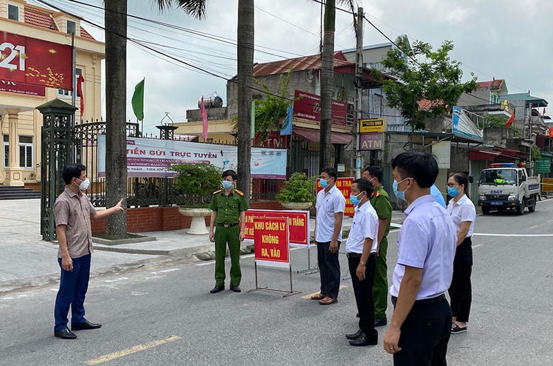 Trong 7 ngày, kể từ khi bệnh nhân có triệu chứng cho đến khi được khẳng định dương tính, lây lan dịch, chính quyền 2 cấp huyện Ý Yên và thôn nơi bệnh nhân cư trú không có phản ứng gì.