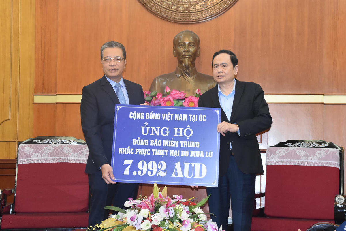Chủ tịch Trần Thanh Mẫn tiếp nhận ủng hộ từ Cộng đồng người Việt Nam tại Úc.