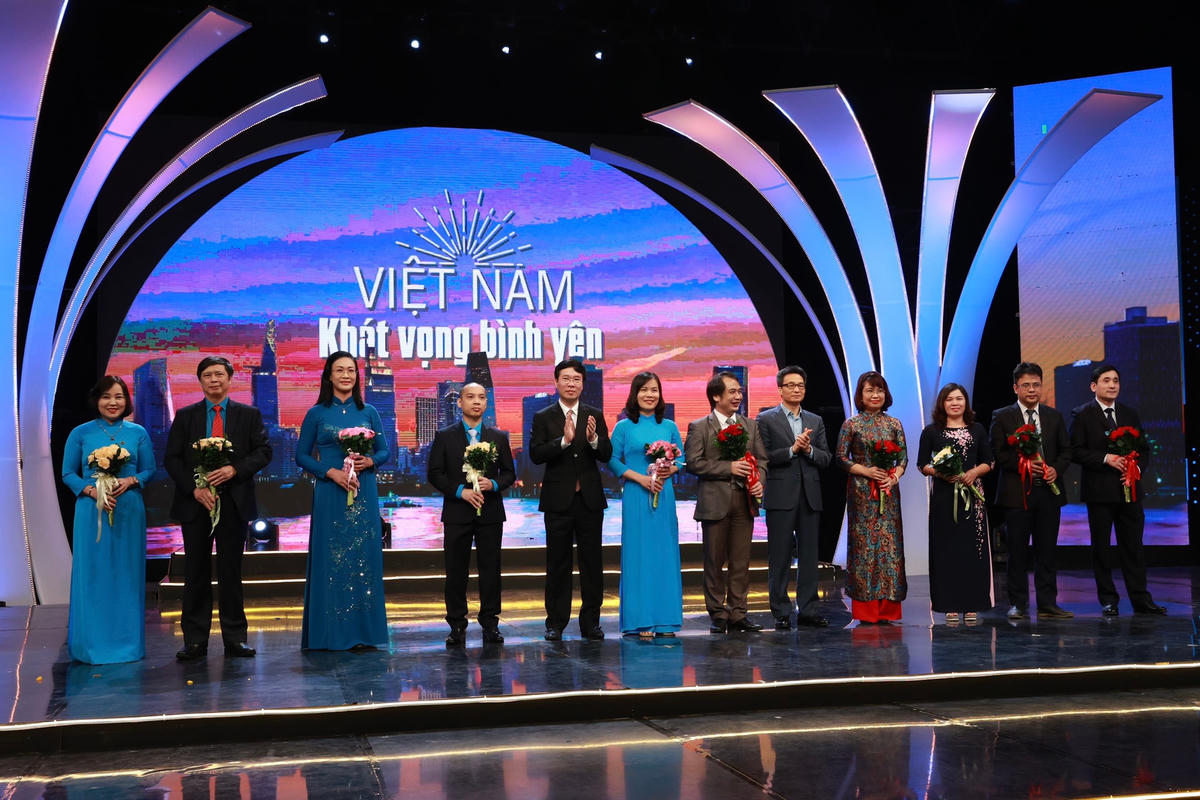 Thường trực Ban Bí thư Võ Văn Thưởng, Phó Thủ tướng Vũ Đức Đam đã trao quà cho những nhân viên y tế, cán bộ Công đoàn đã có nhiều đóng góp, cống hiến trong công cuộc chống dịch.