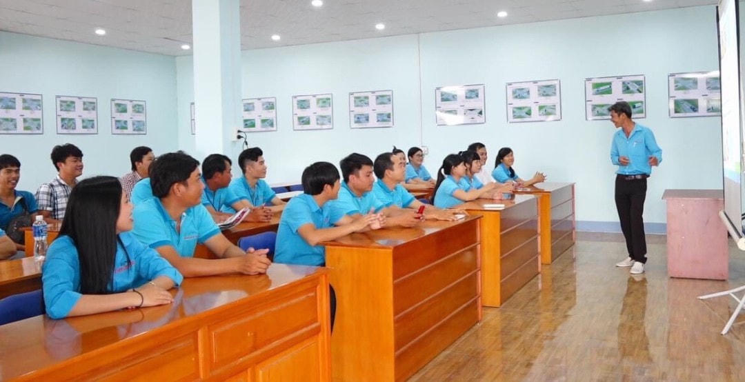Tổ chức tập huấn, đào tạo giáo viên để nâng cao trình độ giảng dạy cũng như đạo đức của người “thầy”.