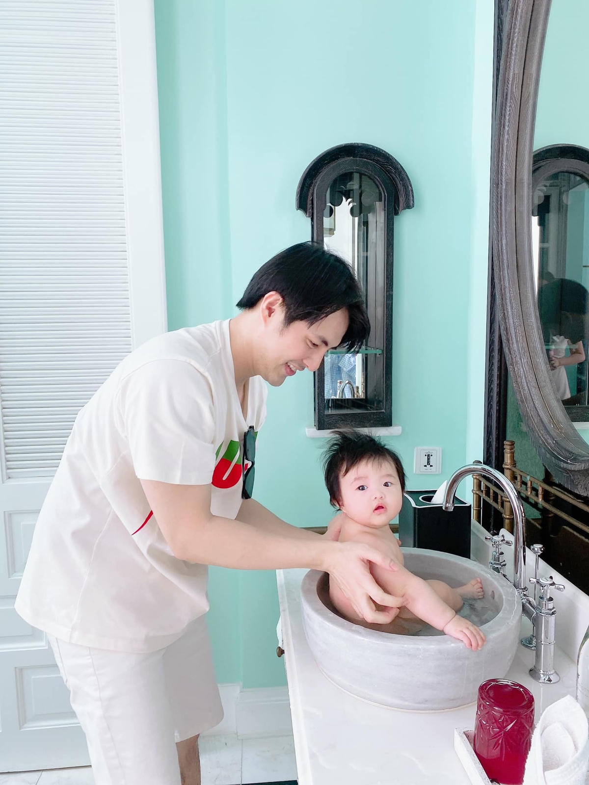 Ông Cao Thắng vui đùa với công chúa Winny khi vợ vắng nhà.  