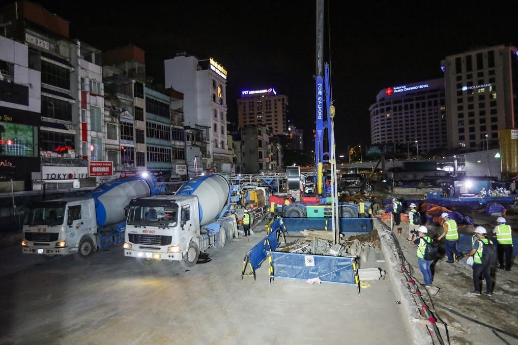 Xe vận chuyển bê tông tươi để phục vụ hợp long các khớp nối bản trung chuyển nhà ga ngầm.