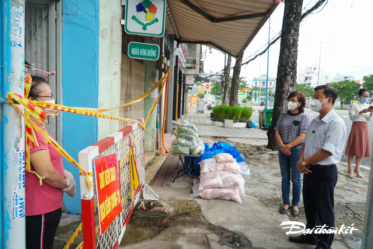 TP Hồ Chí Minh: Nỗ lực 'đi từng ngõ, gõ từng nhà' ở Quận 5