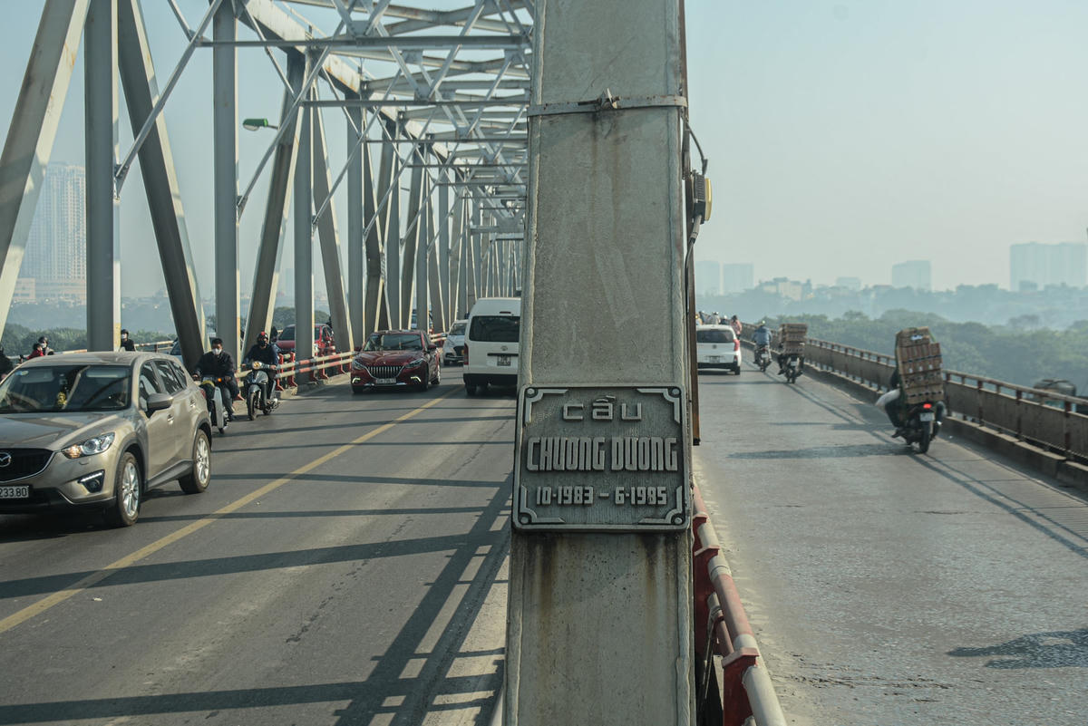 Chương Dương là cây cầu đầu tiên do các kỹ sư Việt Nam tự thiết kế và thi công và hoàn thành vào năm 1985 phục vụ nhu cầu đi lại của nhân dân và kết nối nội thành Hà Nội với các quận huyện phía Bắc sông Hồng và với các tỉnh như: Hải Phòng, Quảng Ninh, Hưng Yên, Hải Dương...