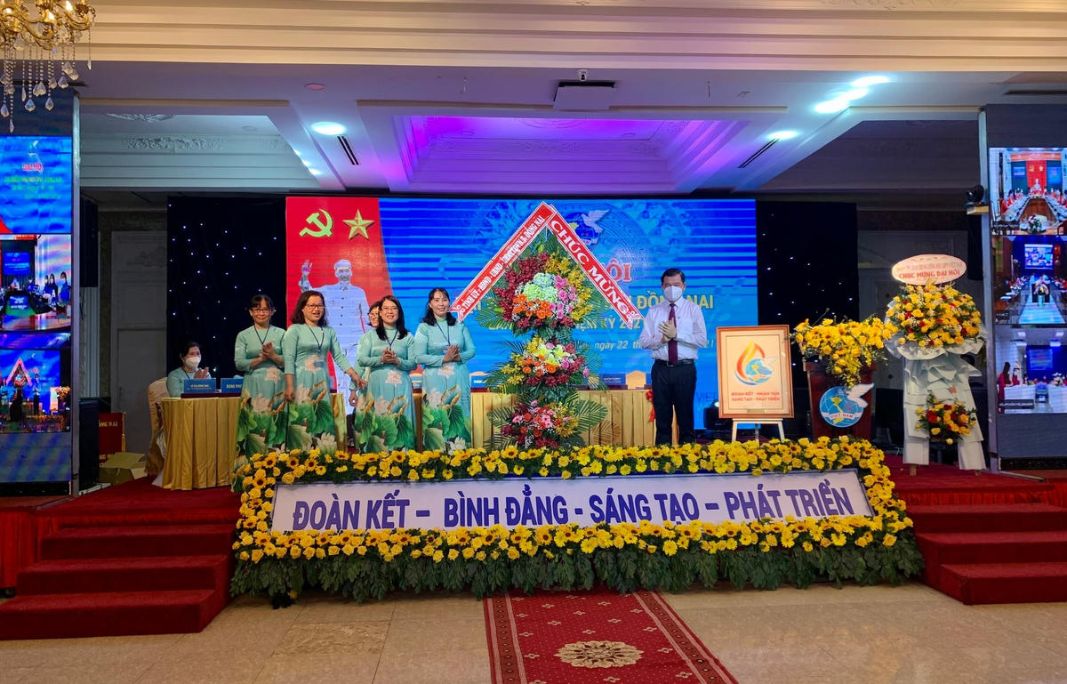 Bí thư Tỉnh ủy Đồng Nai Nguyễn Hồng Lĩnh (bên phải) tặng hoa chúc mừng đại hội.