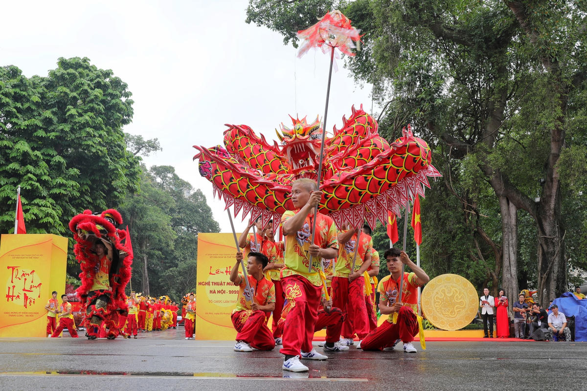 13 đội múa Rồng đua tài quanh hồ Hoàn Kiếm