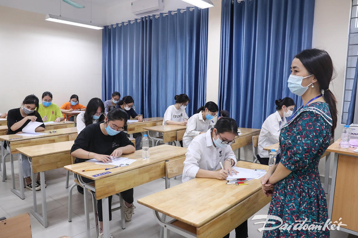 [ẢNH] Thí sinh tự tin bước vào ngày thi tốt nghiệp THPT đầu tiên