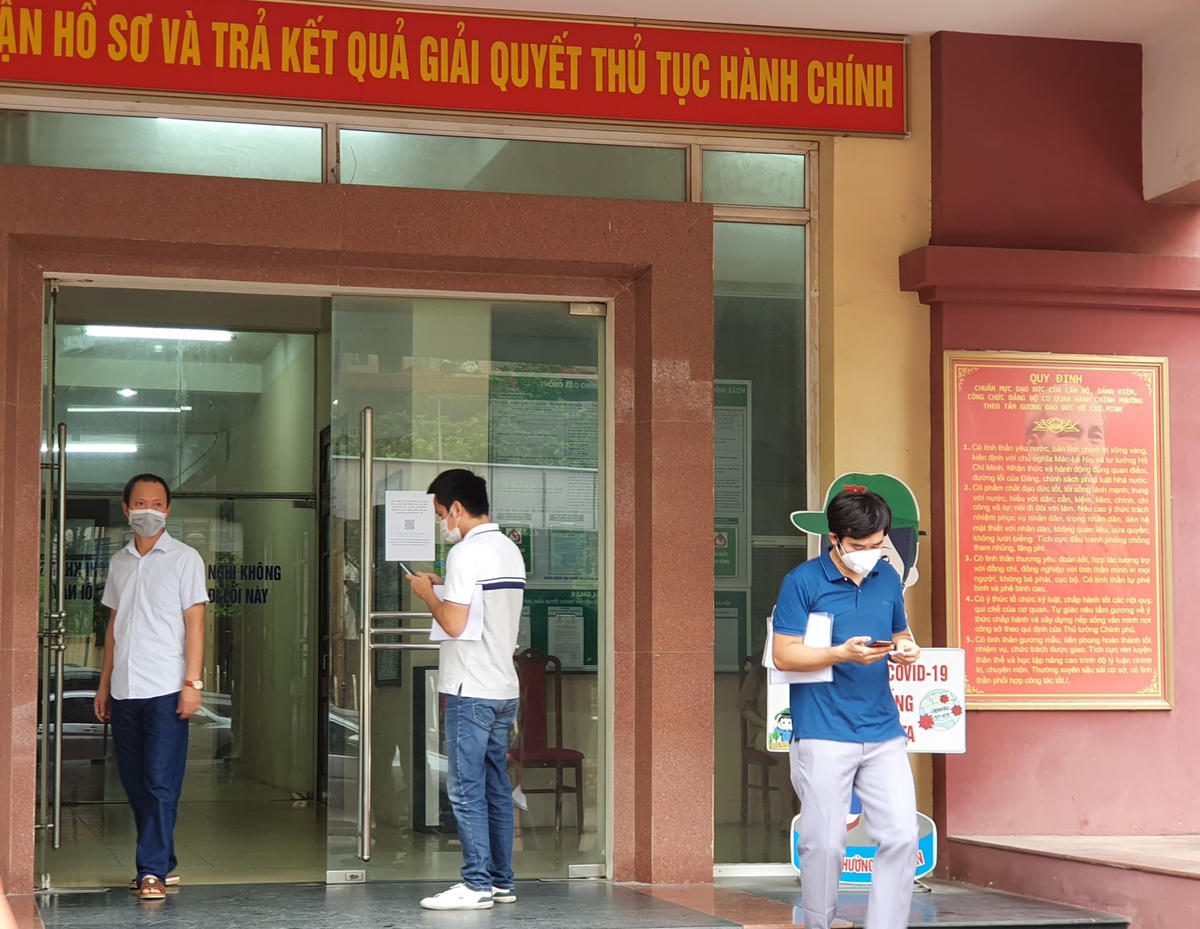 Tuy nhiên, rất nhiều doanh nghiệp, đơn vị vẫn lúng túng, không cập nhật đầy đủ hồ sơ nên đành phải ra về.