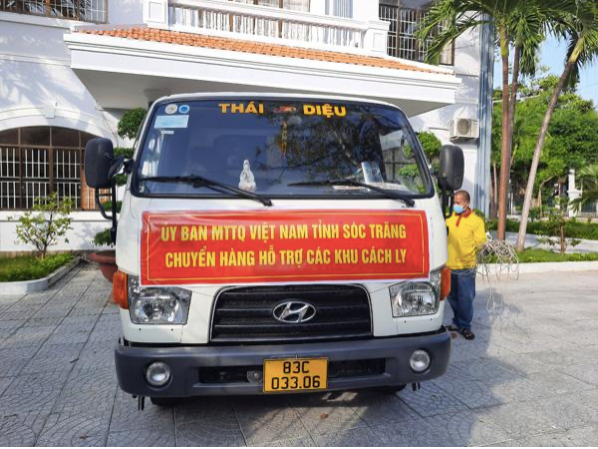Chuyến xe đưa  gạo, hàng đến tay người dân trong khu cách ly.