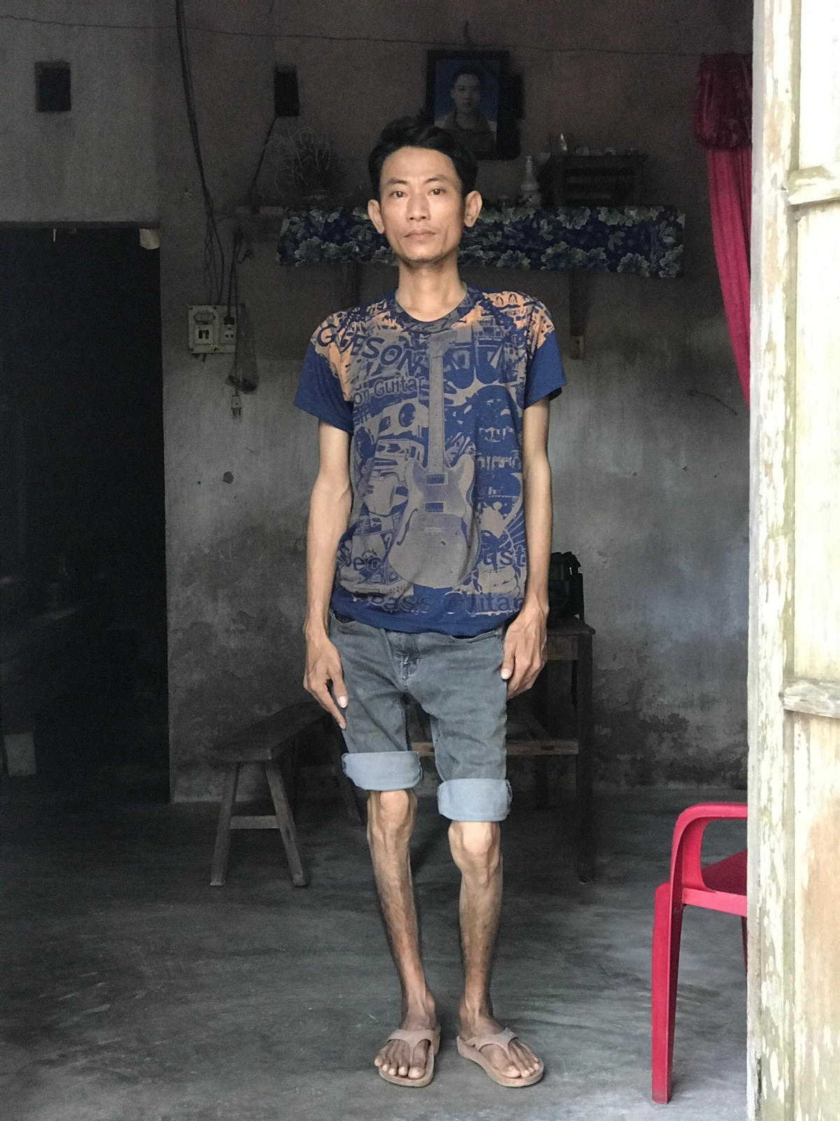 Anh Hoàng Văn Tuấn ở trong ngôi nhà của anh trai đã mất cách đây 6 năm.