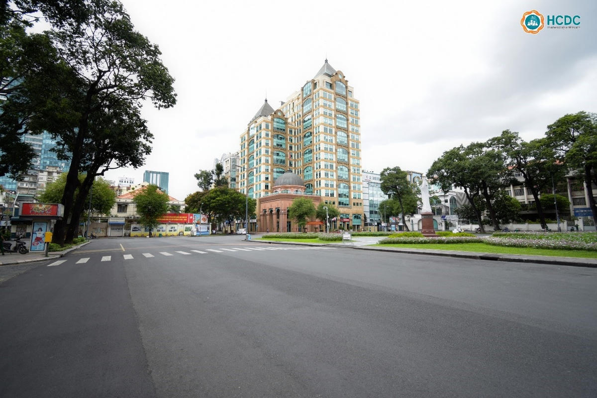 Để sớm dập dịch, lãnh đạo thành phố siết giãn cách xã hội mạnh hơn trước.