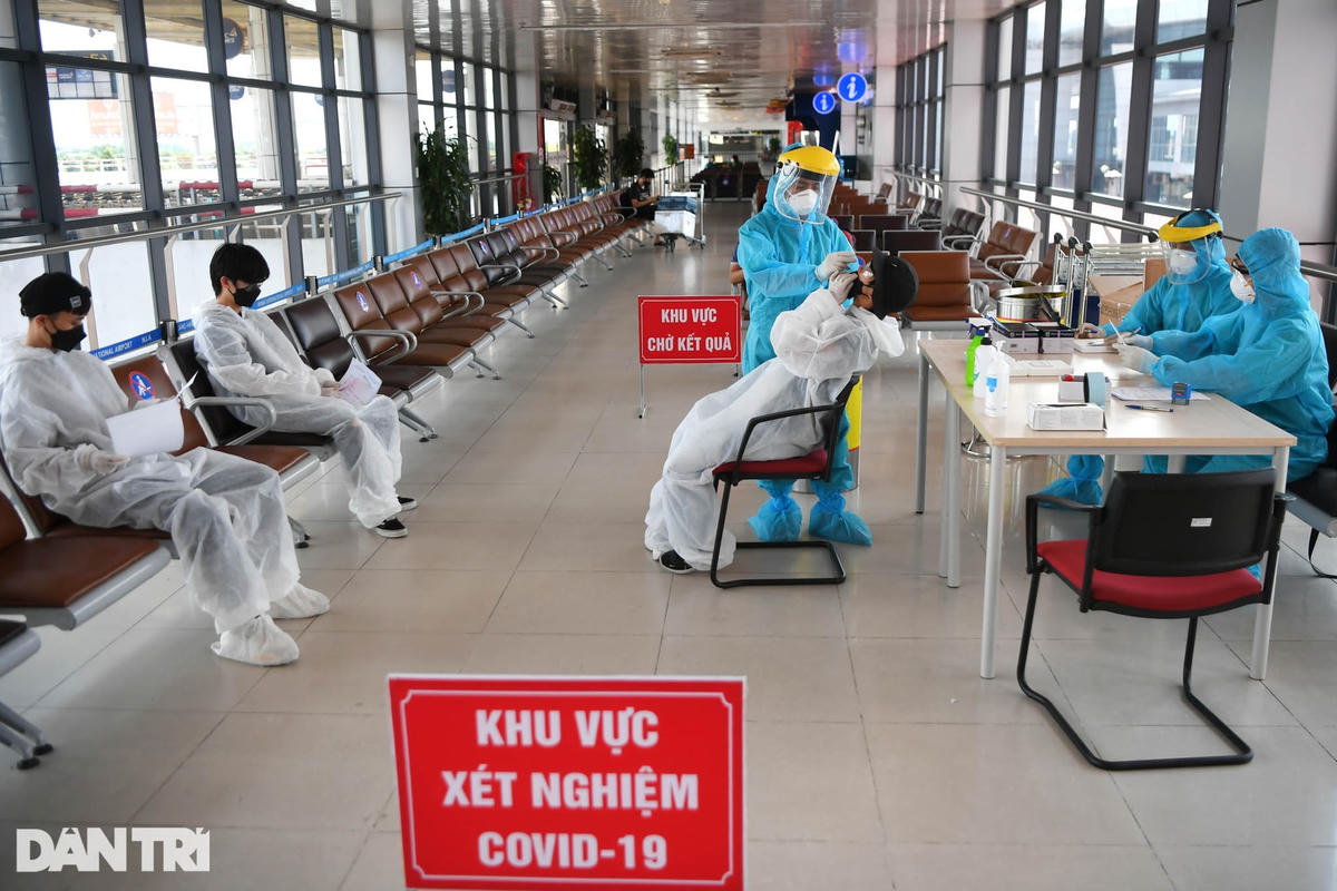 Cận cảnh test nhanh Covid-19 cho khách ra vào Thủ đô ở sân bay Nội Bài
