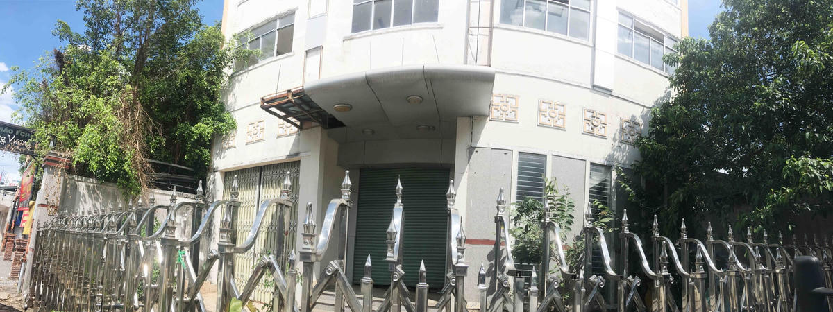 Nhiều năm không có người qua lại nên cây cối mọc um tùm, các hạng mục xuống cấp hư hỏng nặng. 