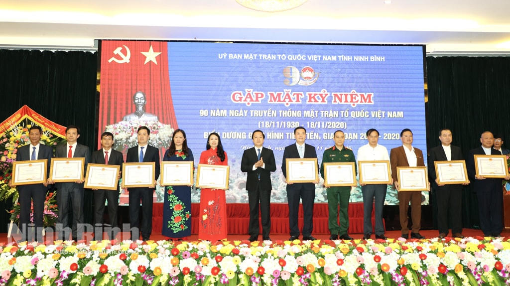 Phó Bí thư Tỉnh ủy, Phó Chủ tịch UBND tỉnh Ninh Bình Phạm Quang Ngọc trao Bằng khen của UBND tỉnh cho các tập thể, cá nhân có thành tích. Ảnh: Đức Lam.