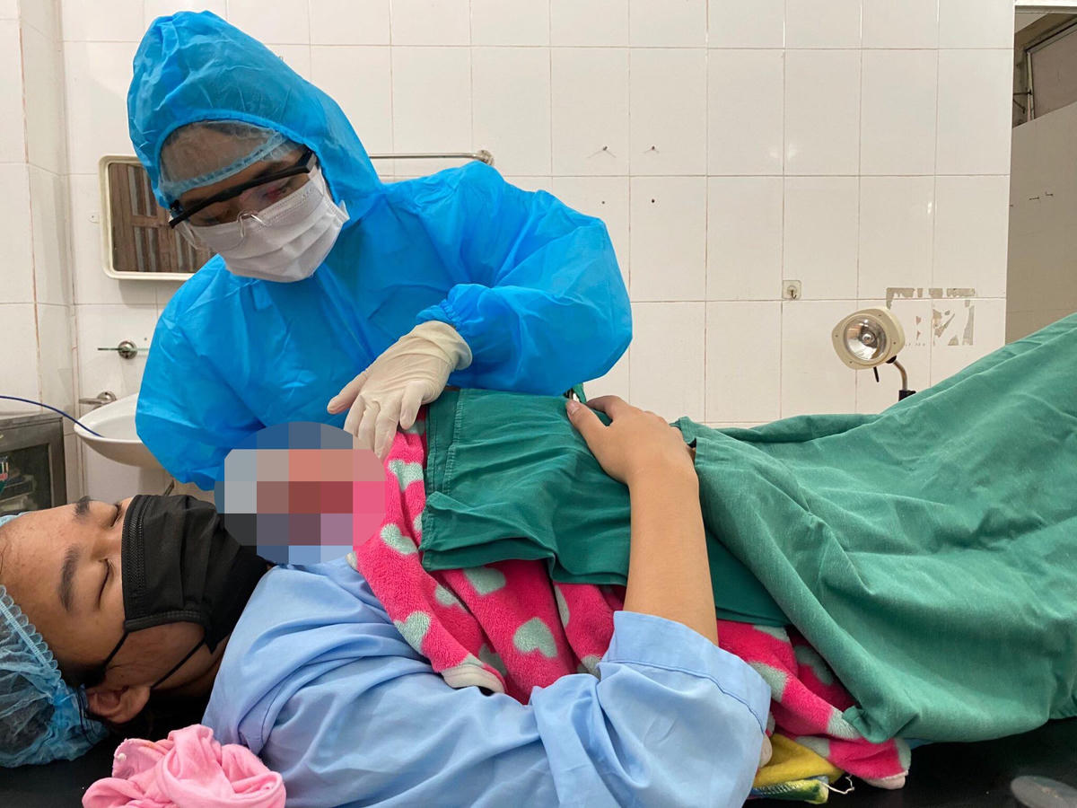 Sản phụ sinh con tại khu cách ly của Bệnh viện ĐKKV Bắc Quảng Bình.