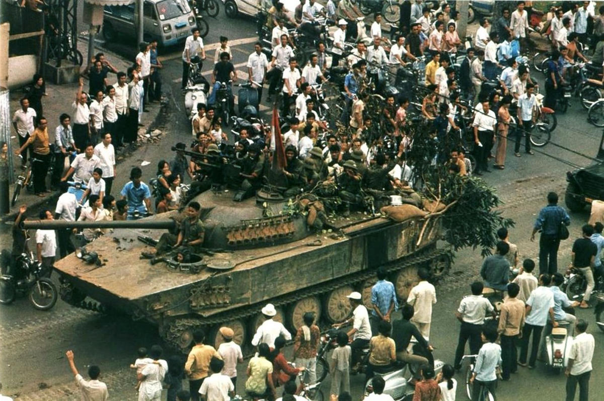 Nhân dân Sài Gòn - Gia Định đón chào đoàn quân giải phóng, ngày 30/4/1975. Ảnh của Peter Arnett, phóng viên Hãng tin AP (Mỹ).