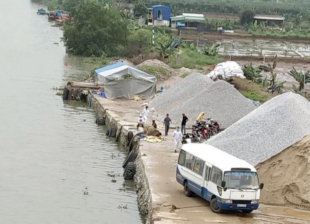 Thi thể nạn nhân được đưa vào bờ.