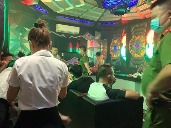  Công an đang kiểm tra 1 phòng hát tại quán karaoke Bảo Đăng Ninh. Ảnh: CAHN cung cấp