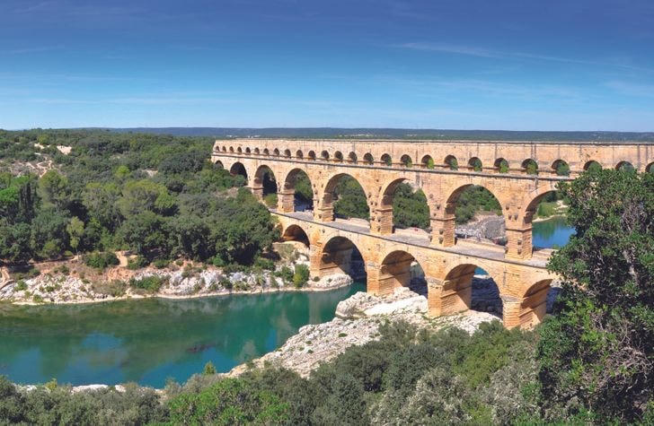 Cầu Pont du Gard Aqueduct ở Pháp.  