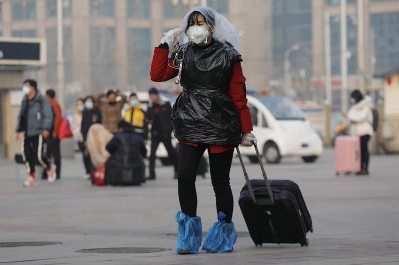 Một hành khách Trung Quốc thời Covid-19. Ảnh: EPA.