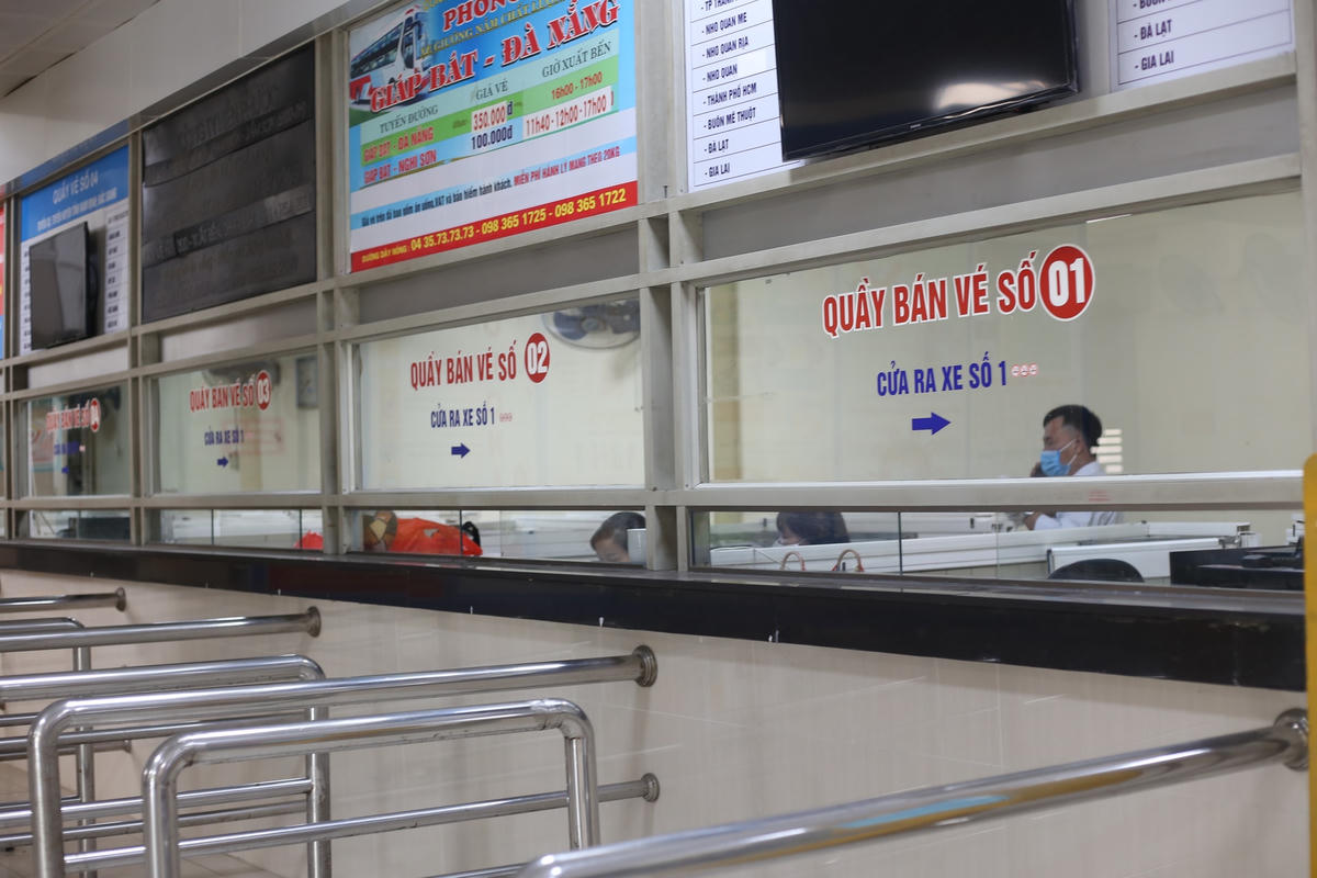 Do lượng khách vắng vẻ, bến xe Giáp Bát chỉ mở 3 quầy bán vé phục vụ hành khách.