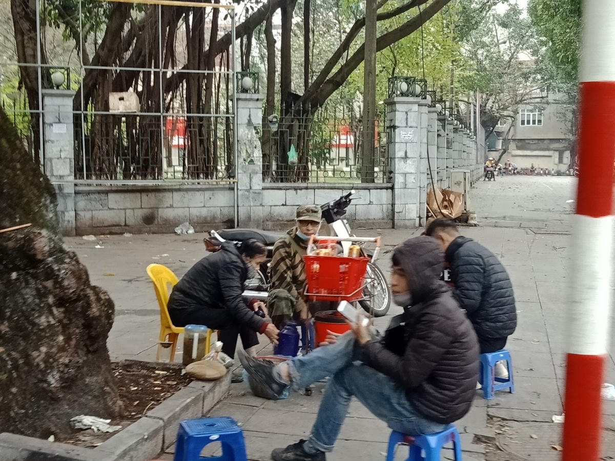 Trà đá vỉa hè được bày bán ngang nhiên trước cổng Gò Đống Đa (Tây Sơn, Đống Đa).