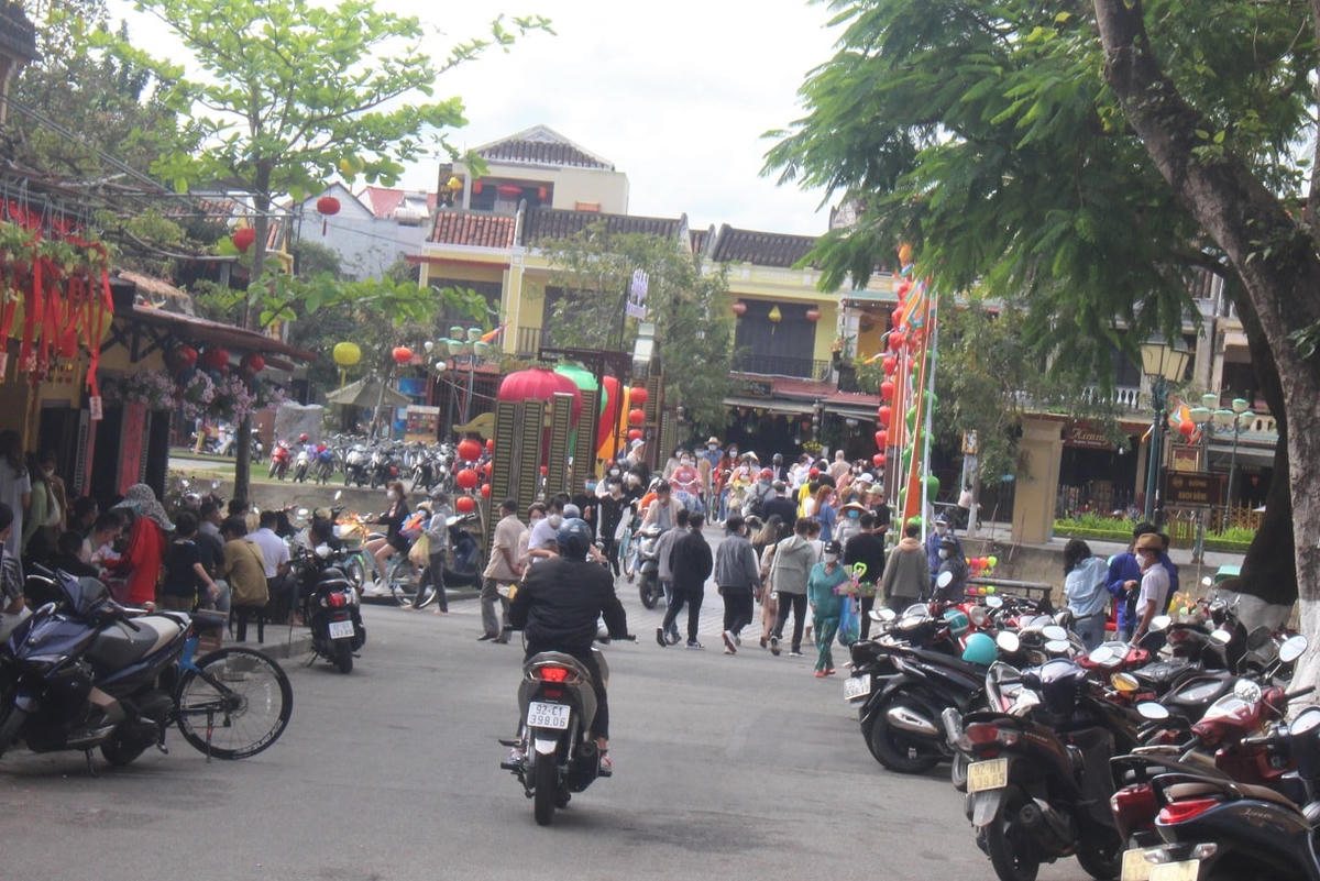 Khách du lịch đông đúc trên cầu An Hội, Hội An.