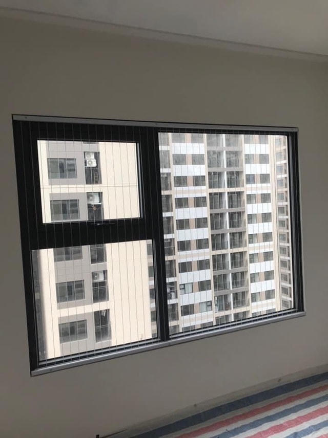 Nhiều gia đình cho lắp đặt lưới an toàn ở các khu vực cửa sổ.