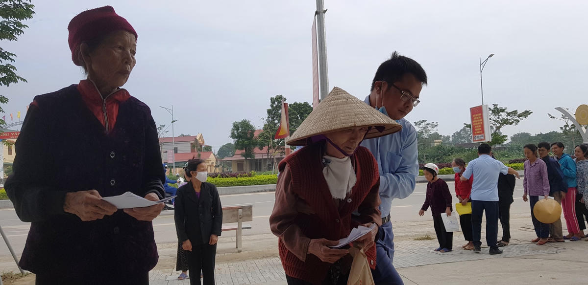 Bà con cảm nhận được sự chia sẻ từ những nghĩa cử hết sức cao đẹp, nhân văn.