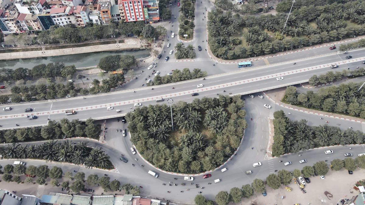 Đặc biệt, sau khi tuyến Vành đai 2 trên cao, đoạn Láng - Võ Chí Công, và Vành đai 3 (Phạm Văn Đồng) được mở rộng, nhu cầu kết nối giữa hai trục chính đô thị này ngày càng trở nên bức thiết.