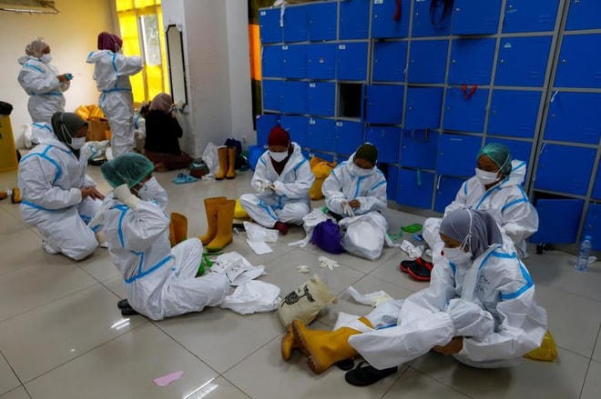 Hàng loạt bệnh viện ở Indonesia quá tải vì Covid-19 (Ảnh: Reuters).