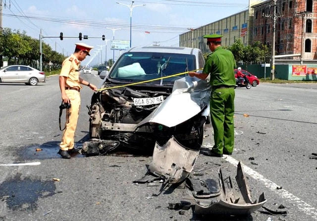 Lực lượng chức năng khám nghiệm hiện trường.  
