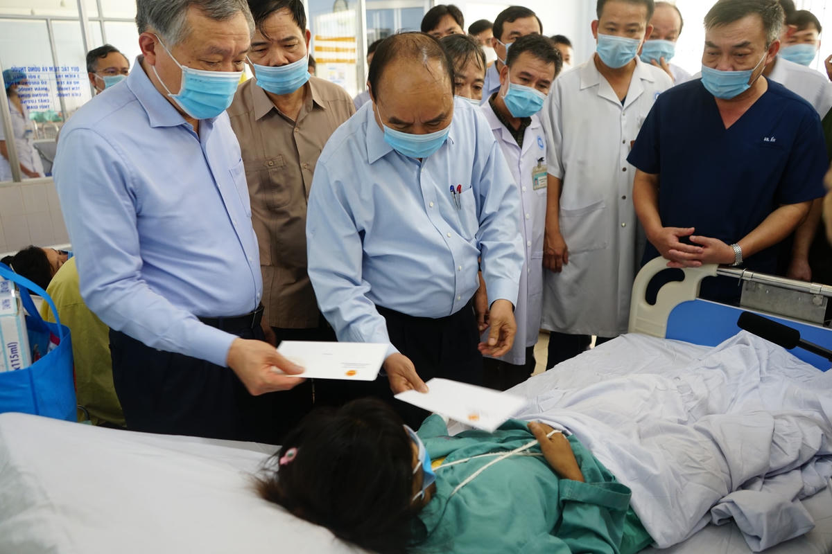 Thủ tướng Nguyễn Xuân Phúc thăm hỏi, động viên, tặng quà cho nạn nhân lở núi ở Trà Leng.