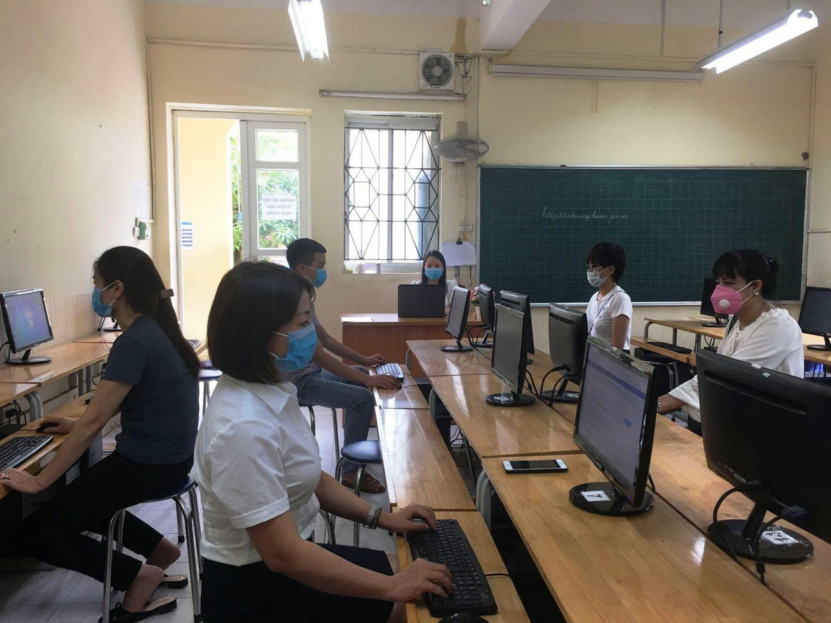 Phụ huynh đang đang ký tuyển sinh trực tuyến năm học 2021 - 2022 tại Hà Nội.