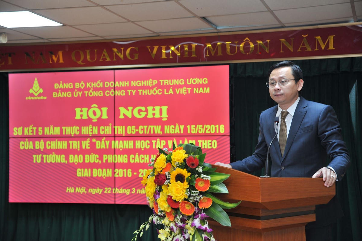 Ông Hồ Lê Nghĩa, Bí thư Đảng ủy, Chủ tịch HĐTV Tổng Công ty Thuốc lá Việt Nam phát biểu khai mạc Hội nghị.