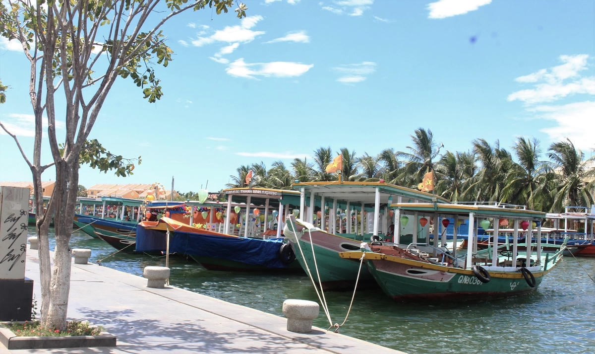 Không có khách ghe thuyền trên sông Hoài không hoạt động.