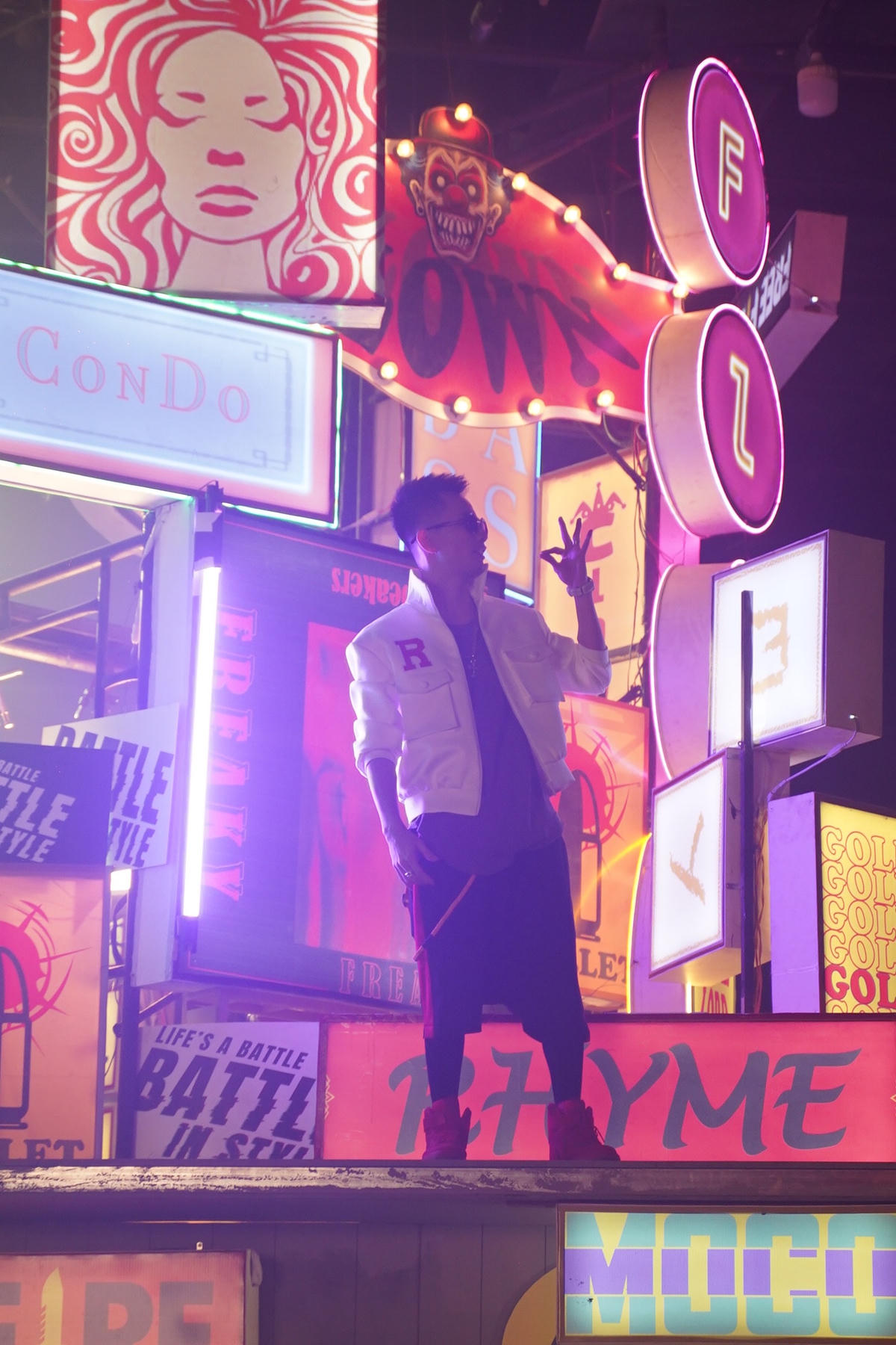 Nam rapper mang phong cách đường phố lên sân khấu Rap Việt mùa 2. 