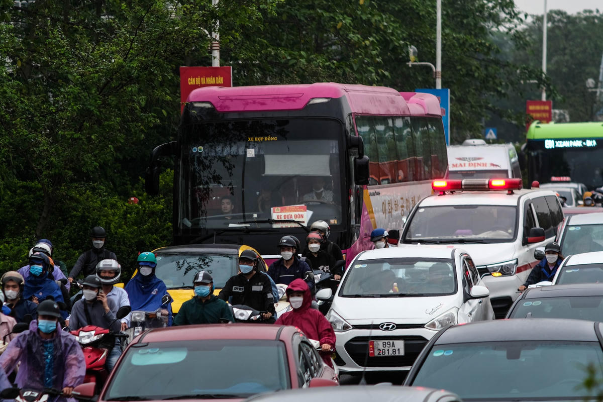 Những loại xe được ưu tiên như xe cứu thương cũng kẹt cứng trên đoạn đường này.Anh Bùi Thế An (Thạch Bàn, Hà Nội) cho biết, anh đi từ nhà đến khu vực Aeon Mall thì xảy ra ùn tắc. Mất hơn 15 phút, đến giờ anh vẫn chưa thể đi lên cầu Vĩnh Tuy.Nhiều phương tiện bất chấp quy tắc, lạng lách trên vỉa hè vì muốn di chuyển nhanh chóng, gây nguy hiểm với người đi bộ.