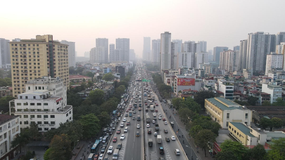 Không chỉ lượng hành khách tại các bến xe tăng cao, mà một số tuyến đường lớn như giải Phóng, Linh Đàm, Nguyễn Xiển, Nguyễn Trãi… ùn tắc người dân phải rất khó khăn khi lưu thông qua những tuyến đường này.