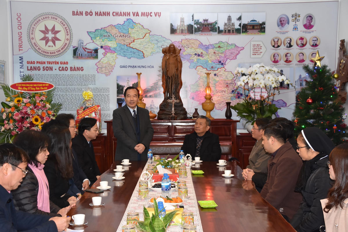 Phó Chủ tịch Ngô Sách Thực trò chuyện cùng đồng bào Công giáo Giáo phận Lạng Sơn - Cao Bằng.