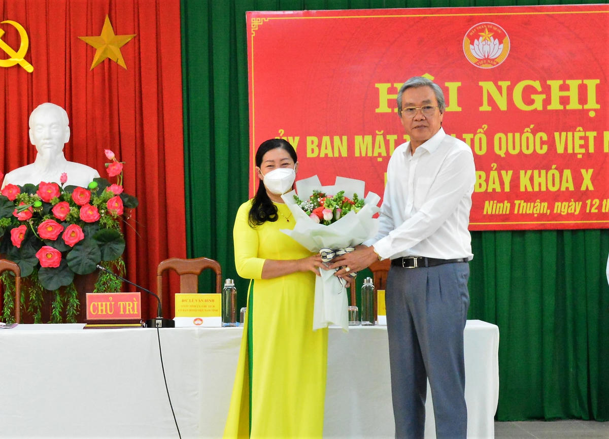 Ông Lê Văn Bình, Chủ tịch UB MTTQVN tỉnh Ninh Thuận, tặng hoa chúc mừng bà Nguyễn Thị Lệ, giữ chức Phó Chủ tịch Uỷ ban MTTQ Việt Nam tỉnh Ninh Thuận khóa X nhiệm kỳ 2019-2024.